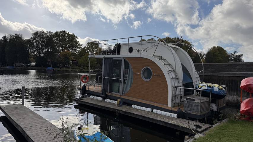 Hausboot 'Monpti - Hausboot Seeliebe' mit Seeblick und privater Terrasse in Templin, Barnimerland Region