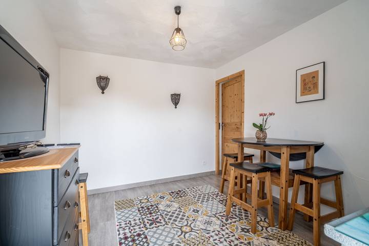 Hel lejlighed, Gîte 'L'Orchidée' with Shared Garden, Wi-Fi, and Air Conditioning in Lespignan, Middelhavskysten (Frankrig)