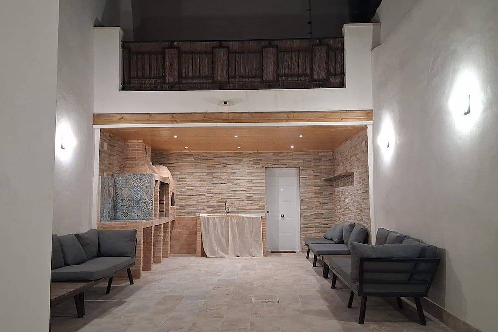 Casa con bar privado, grandes patios, barbacoa cubierta y aire acondicionado in Castalla, Interior de Alicante