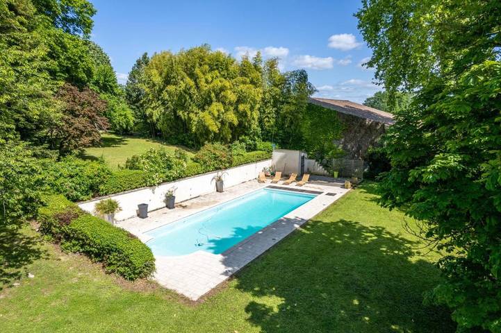 Location de vacances pour 12 personnes, avec piscine et jardin à Lussac - 3