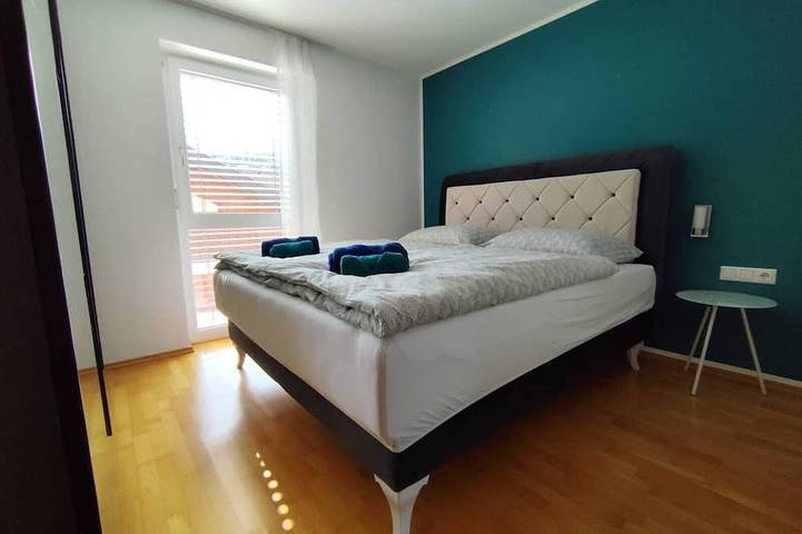 Ferienwohnung für 9 Personen, mit Balkon und Garten