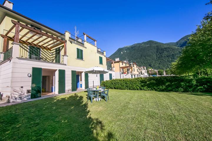 Vakantieappartement voor 8 personen, met terras en uitzicht op het meer, kindvriendelijk in Gemeente Porlezza