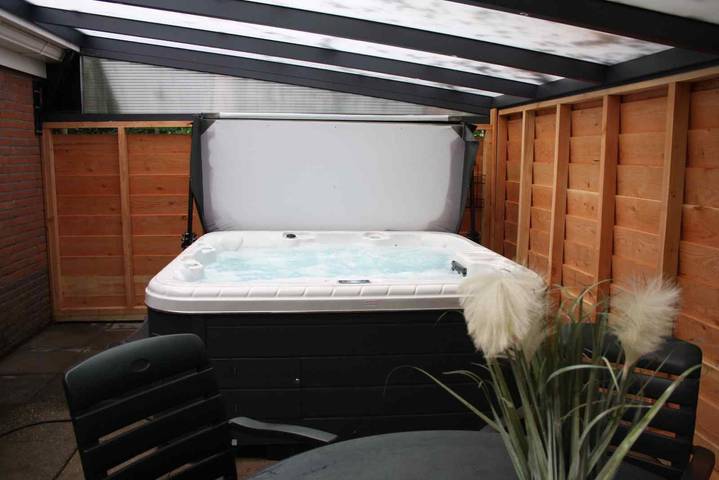 Luxuriöses Ferienhaus mit Außen Spa für 4 Personen in den Wäldern in Epe, Veluwe