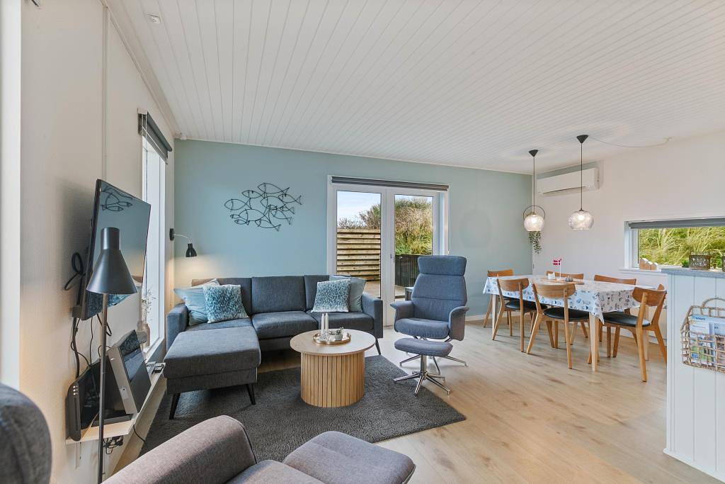 Renoviertes Ferienhaus in Hvide Sande mit Außensauna in Hvide Sande, Holmsland Klit