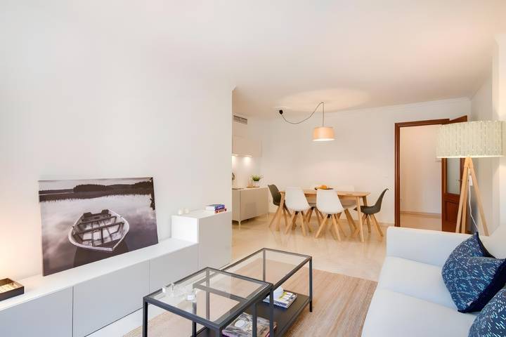 Entire apartment, Encantador y espacioso apartamento de 4 habitaciones y balcones en el centro histórico ubicación inmejorable in Málaga Central District, Malaga