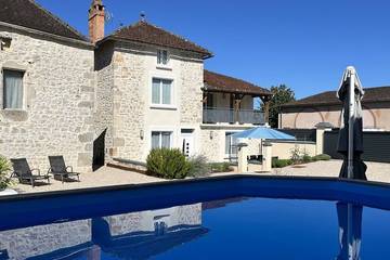 Gîte pour 9 personnes, avec jardin et balcon à Caillac