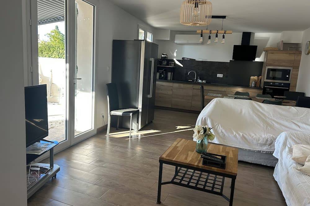 Petit Mas at Arlett next to vineyards in Châteauneuf-du-Pape, Vaucluse