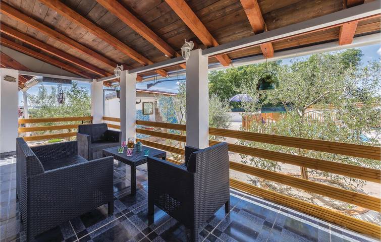 Modernes Apartment in der Nähe des Flughafens Pula mit Terrasse und Parkplatz in Valtura, Südküste Istrien