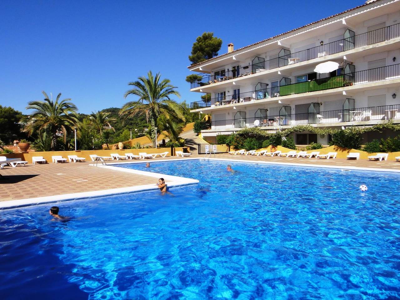 Entire holiday apartment, Comfortables apartaments amb piscina davant la mar. Ref. Cala Llevadó-24 in Tossa de Mar, Costa Brava