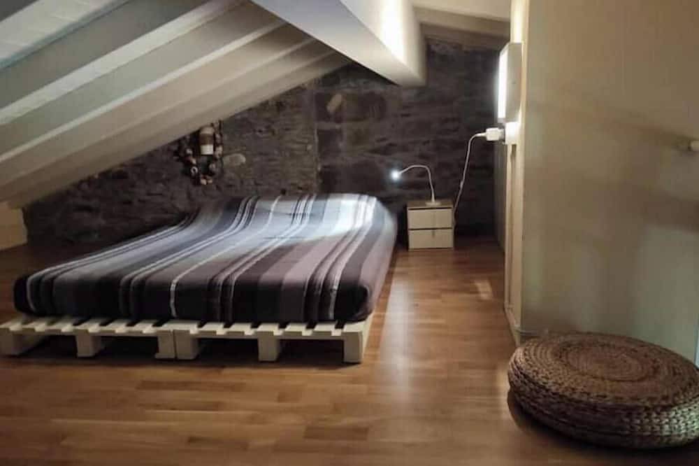 Entire apartment, At Olga's House - Authentic Refuge in the Hills of the Cinque Terre in Volastra, Riomaggiore Municipality
