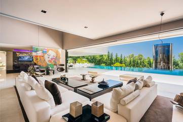 Villa for 16 Guests in Marbella West, Marbella, Picture 2