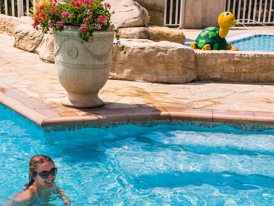 Camping Sites et Paysages - Les Pinèdes - Chalet 6 personnes - Privilège 4 adultes + 2 enfants Prestige in La Colle-sur-Loup, Région de Cannes