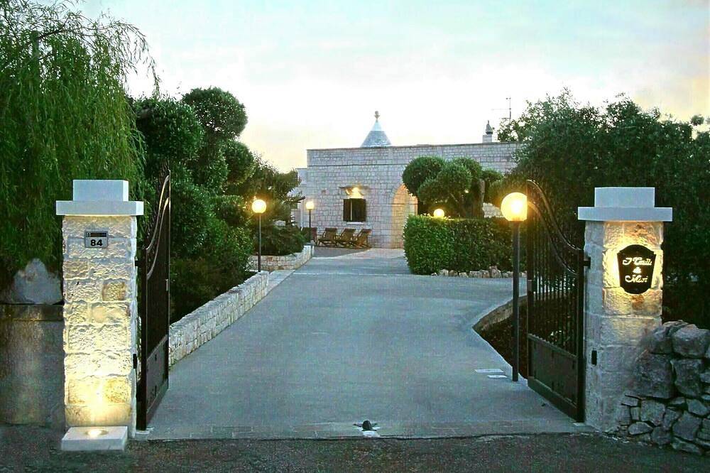 Trulli di Marì: \"Trullo Incanto\" ideal for families. Playground area. 12km from the sea in Locorotondo, Bari Province