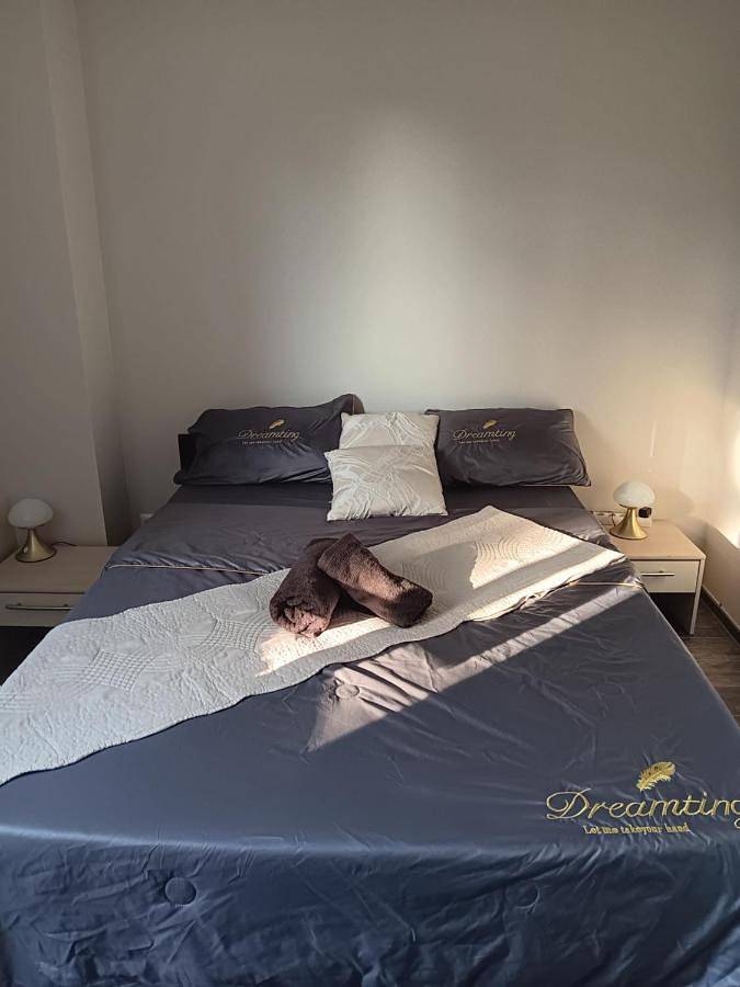 Location de vacances pour 2 personnes, avec vue sur le lac ainsi que vue et jardin à Charmes - 2