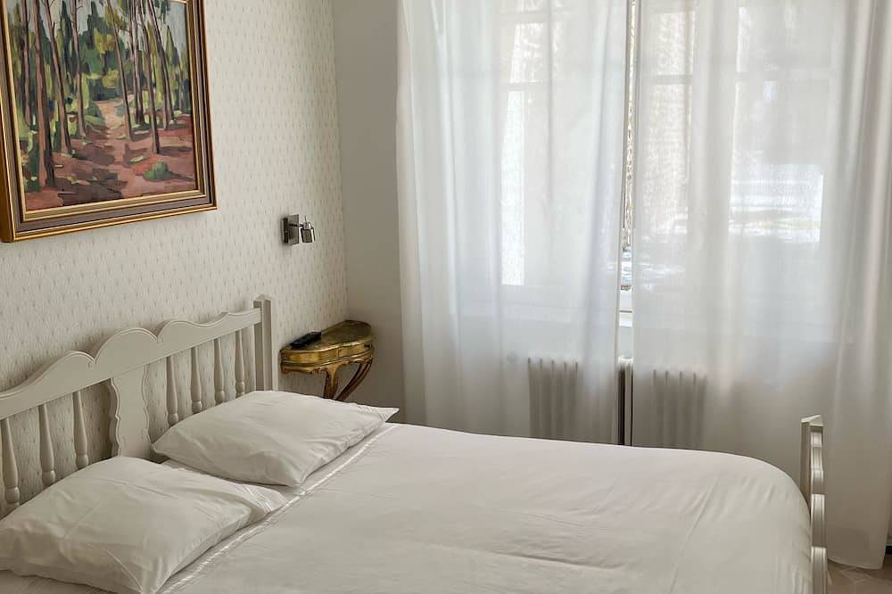Renovated, spacious Les toiles à Elise mansion with swimming pool in Saint-Geniès-de-Comolas, Nimes region
