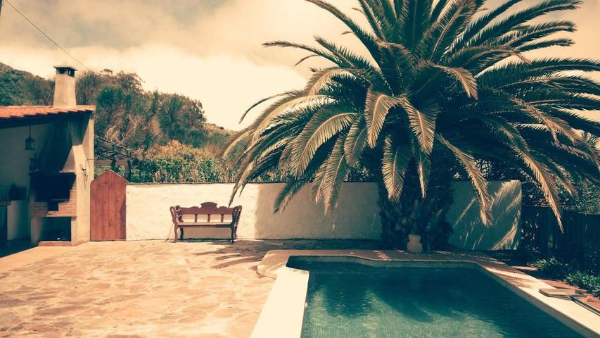 Location de vacances pour 4 personnes, avec terrasse ainsi que piscine et jardin à La Esperanza