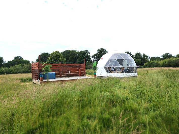 Gîte pour 2 personnes, avec Jacuzzi et Terrasse ainsi que Jardin et Vue à Saint-Priest-la-Marche