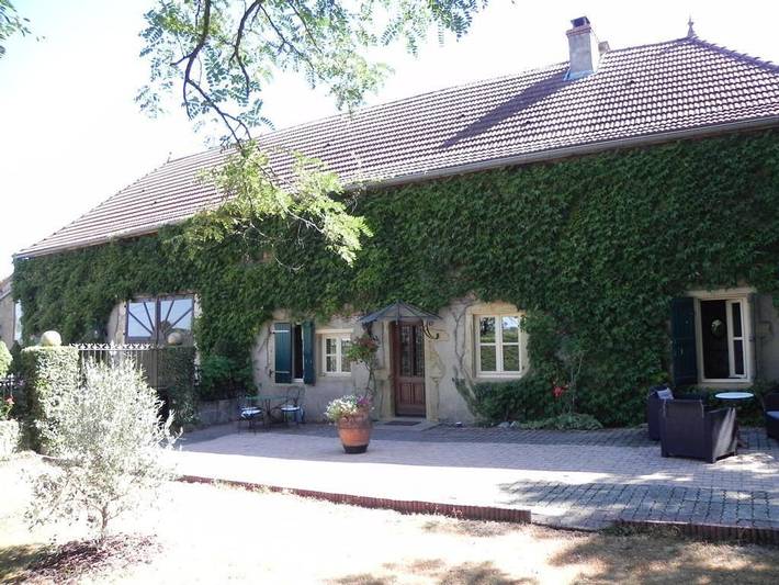 Gîte pour 6 personnes, avec jardin et terrasse à Bourg-le-Comte