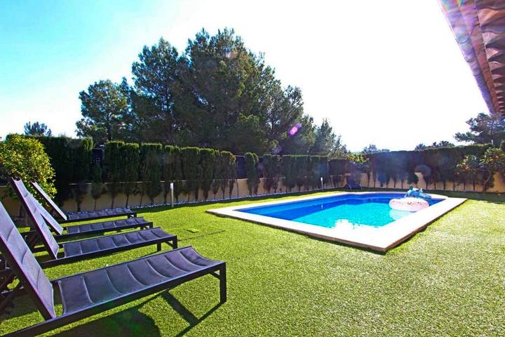 Location de vacances pour 6 personnes, avec vue ainsi que piscine et jardin, adapté aux familles à Santa Ponsa - 2