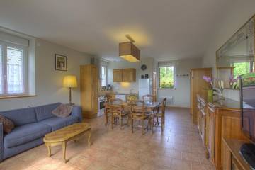 Maison De Vacances pour 4 Personnes dans Mijoux, Parc naturel régional du Haut-Jura, Photo 1