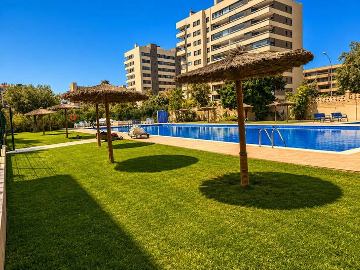 Apartamento entero, Amplio estacionamiento con piscina de 2 dormitorios cerca de la playa in Alacant, San Juan Playa (Alicante)