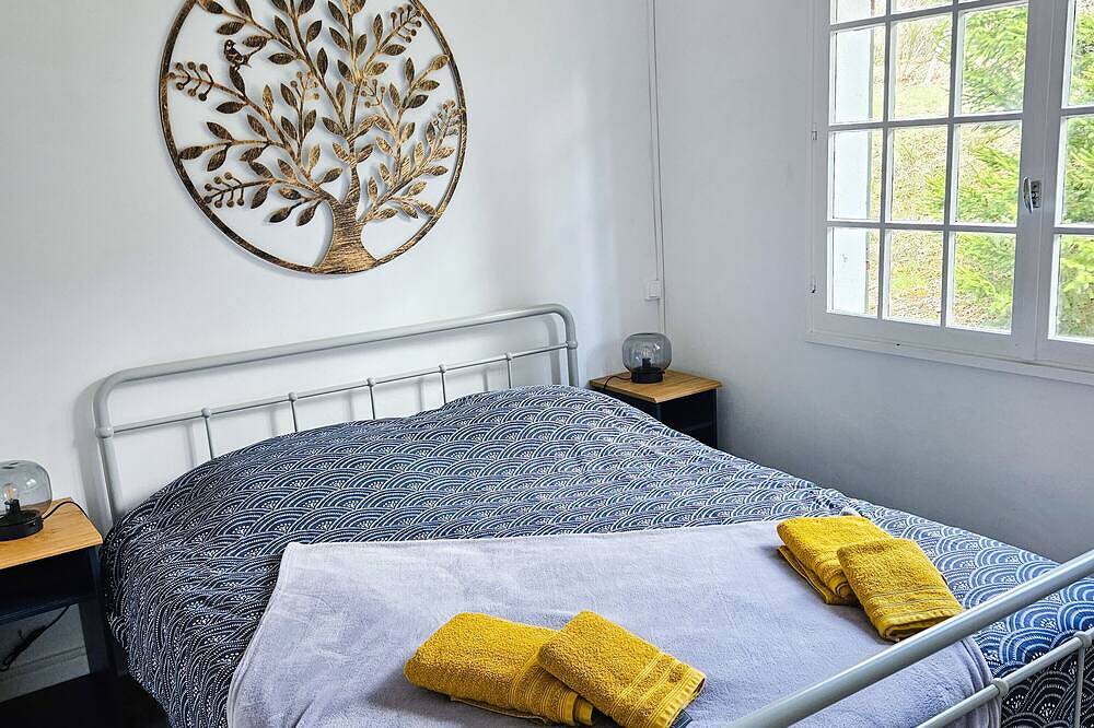 Villa des Suisses with Jacuzzi & View of Lake des Settons in Moux-en-Morvan, Lago de Settons