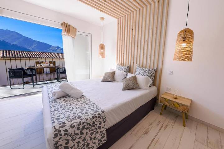 Hôtel pour 2 personnes, avec terrasse ainsi que piscine et vue, animaux acceptés