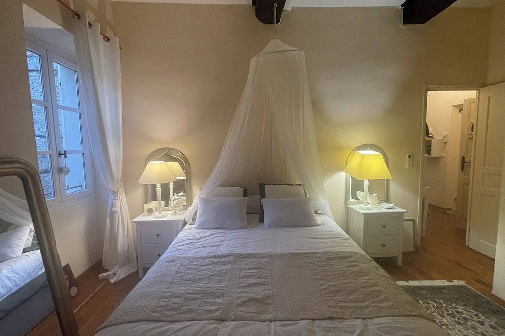 Appartement entier, Magnifique  appartement donnant accès direct  sur la place des 9 jets à Ceret. in Céret, Côte méditerranéenne (France)