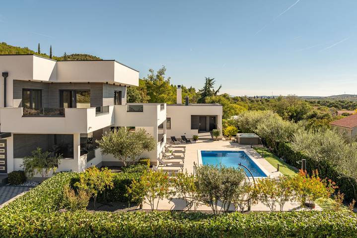 Ferienhaus für 8 Personen, mit Balkon und Whirlpool sowie Terrasse und Garten in Općina Stankovci