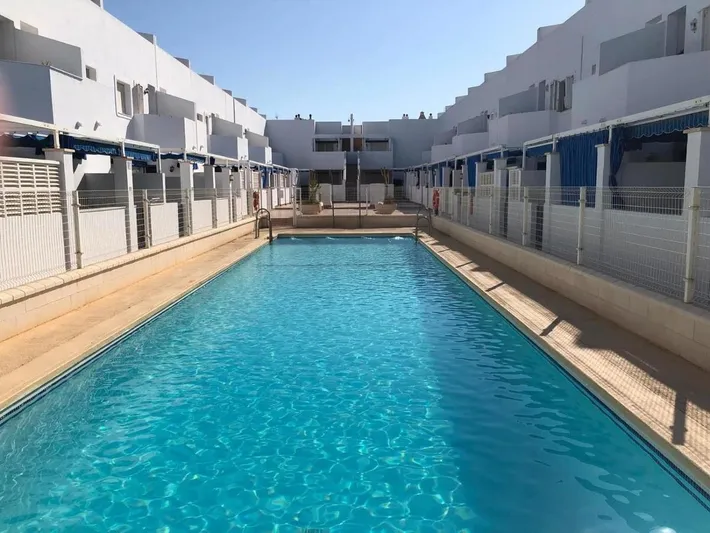 Apartamento de vacaciones para 6 personas, con vistas además de terraza y piscina - 1