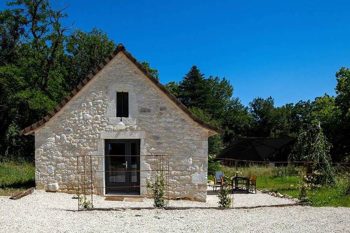 Location de vacances pour 4 personnes, avec terrasse ainsi que piscine et jardin dans Belmont-Sainte-Foi