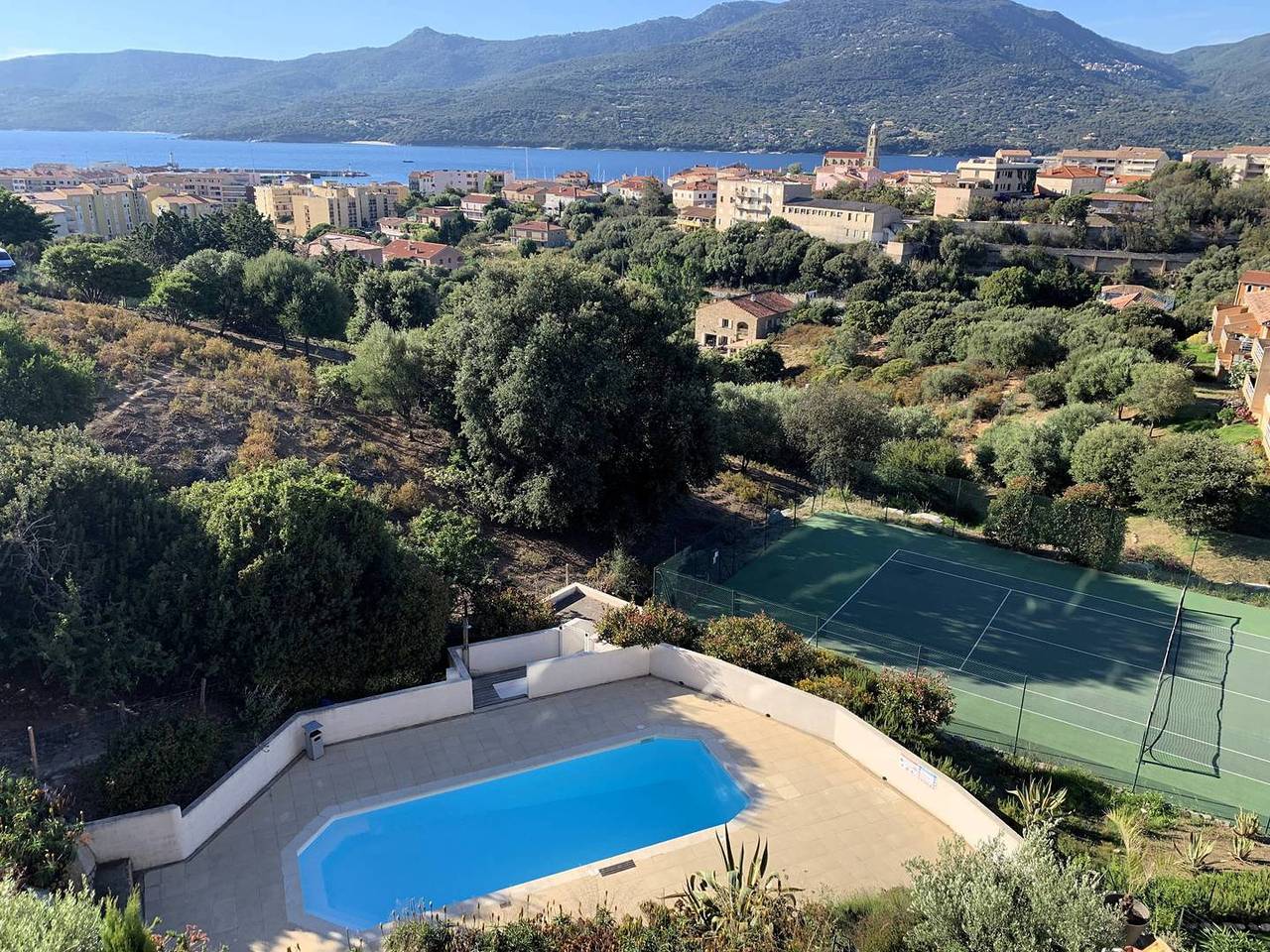 Entire holiday apartment, Apartment with panoramic view of the Propriano Golf Course in Propriano, Arrondissement de Sartène