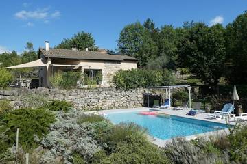 Gîte pour 8 personnes, avec terrasse et jardin, animaux acceptés à Saint-Genest-de-Beauzon