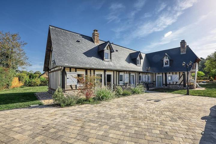 Location de vacances pour 6 personnes, avec Terrasse ainsi que Jardin et Piscine à Thierville