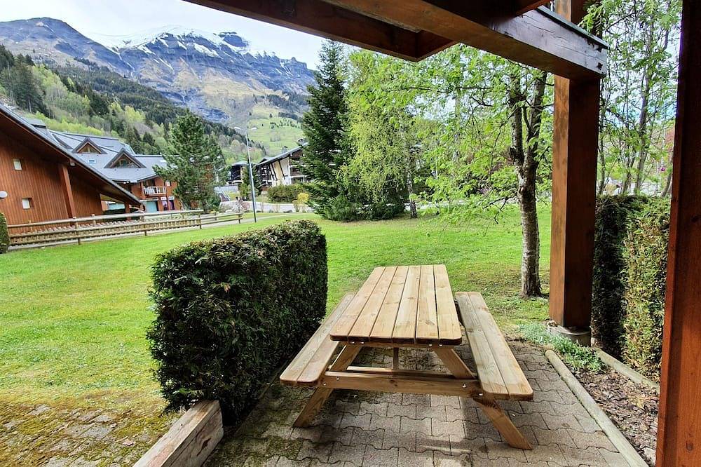 Entire apartment, 4 - 6 person apartment at the foot of the cable car in Les Contamines-Montjoie, Pays du Mont-Blanc