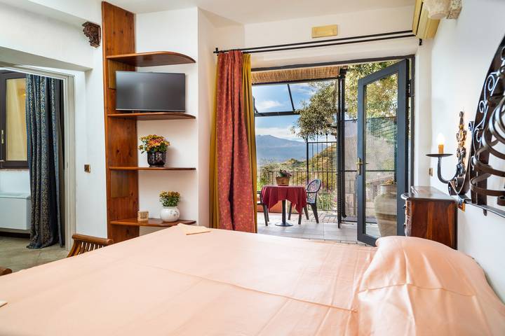 Apartamento inteiro, Apartamento de férias 'Garden Cottage I Dammusi - Ulivo' com vista para a montanha in Castelmola, Messina (província)
