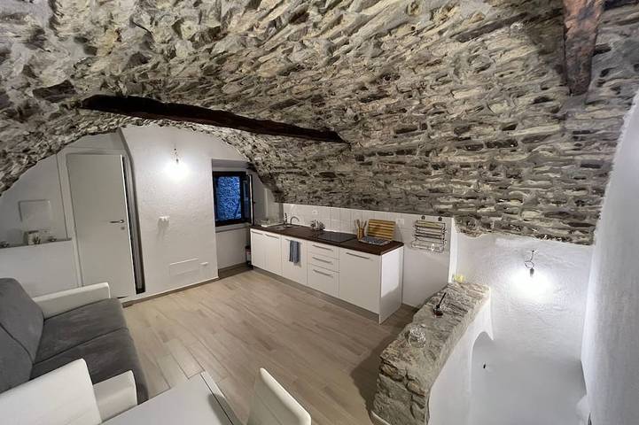 Appartamento intero, La grotta, borgo medioevale tra storia e Arte in Apricale, Alpi Liguri