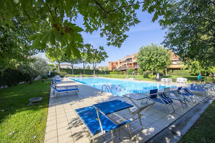 Gîte pour 2 personnes, avec balcon et piscine, adapté aux familles à Desenzano del Garda
