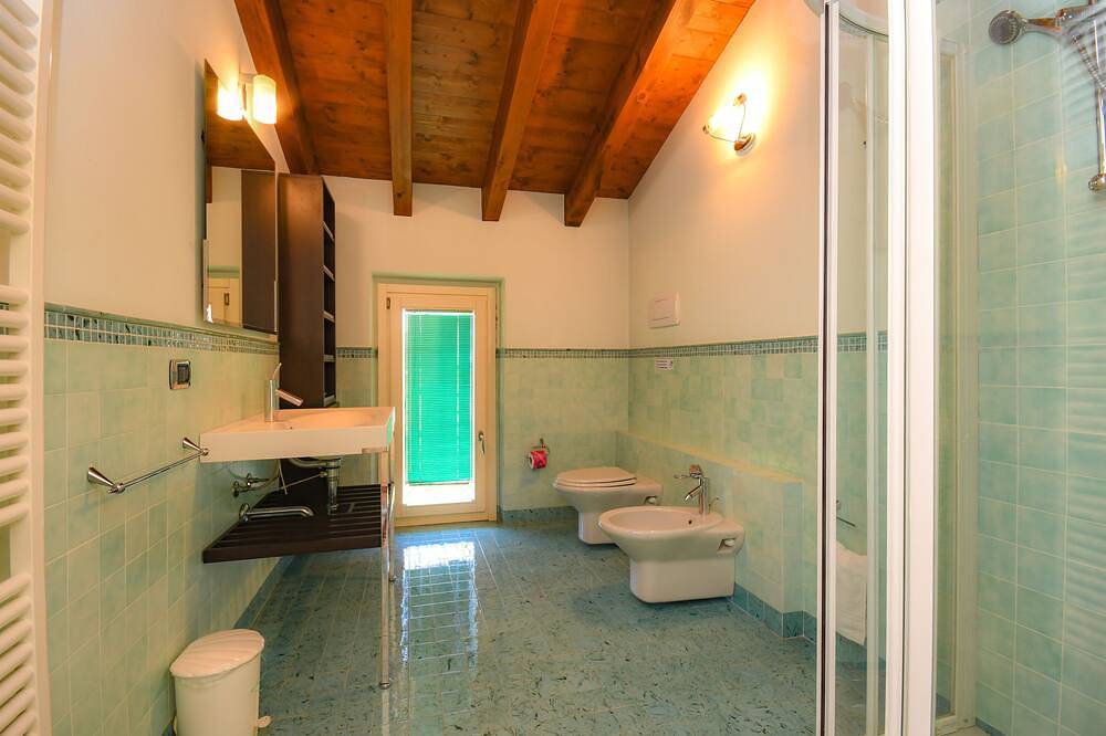 Ferienwohnung mit Pool und Seeblick. Zentrale Lage in gemütlicher Residenz in Moniga del Garda, Gardasee-Berge