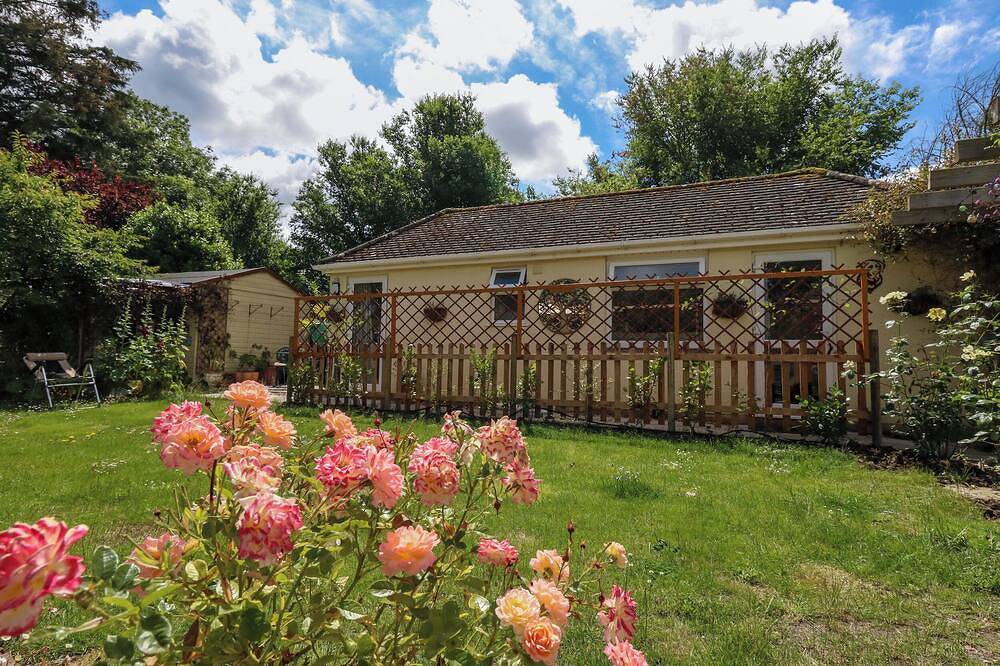 Little Timbers, pet friendly, with a garden in Ringwood in Ringwood, Hampshire
