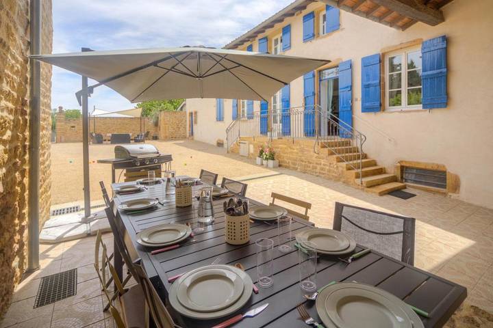Location de vacances pour 14 personnes, avec vue et jardin à Vinzelles - 2