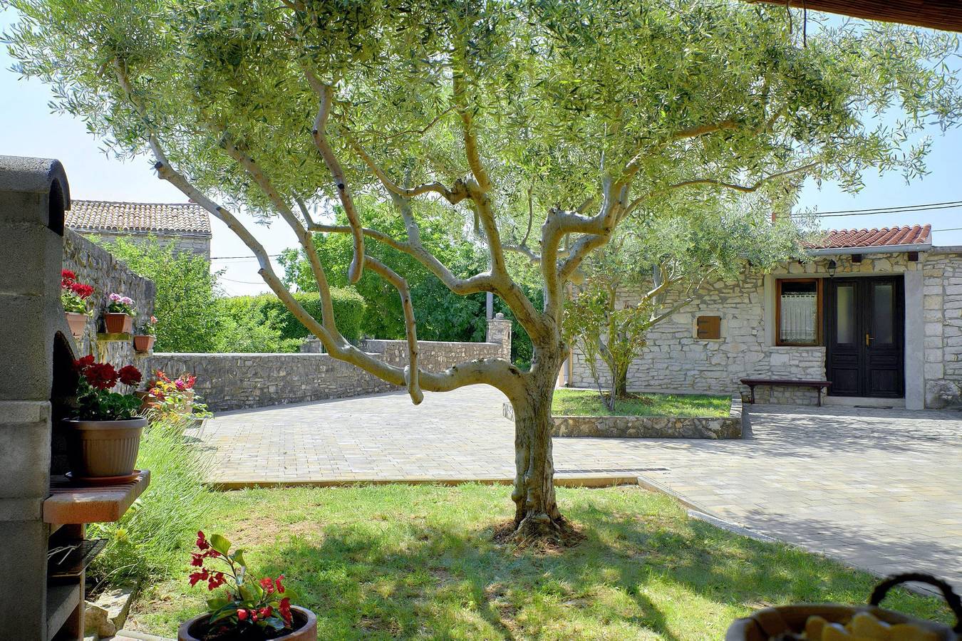 Ferienhaus Orihi * 2000 m2 eingezäunter Garten, überdachte Terrasse in Barban, Südküste Istrien