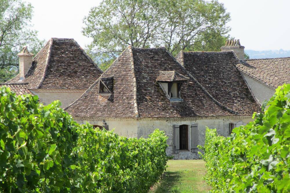 Gite de luxe pour couples adultes, paisable, vues dégagées, large piscine in Boisse, Périgord Pourpre