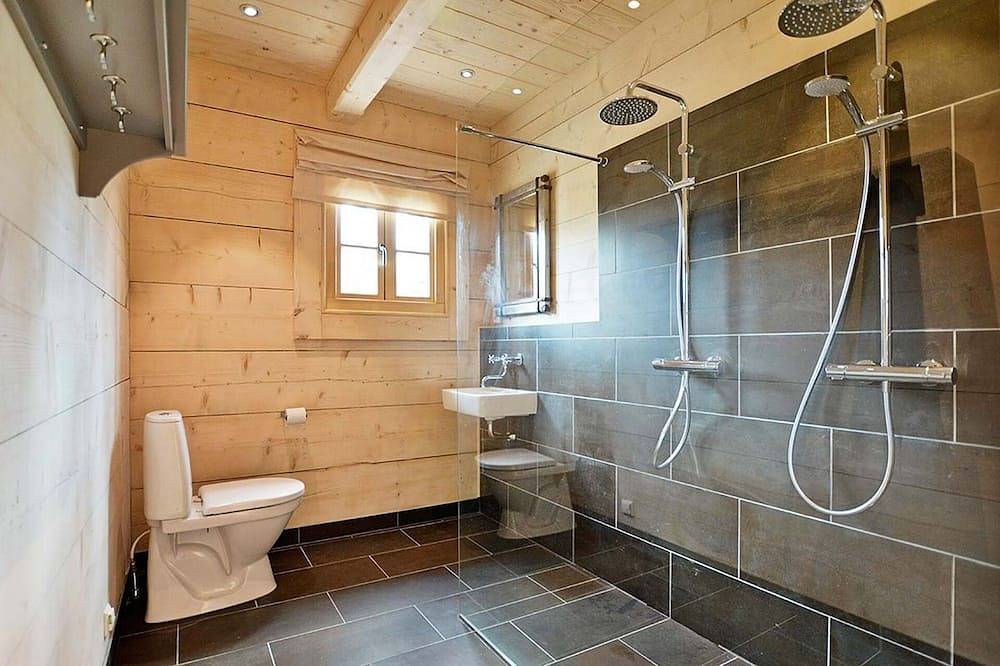 Schönes Luxusblockhaus. Zwei private errassen. Offener Kamin. Haustierfreundlich in Vallåsen, Halland