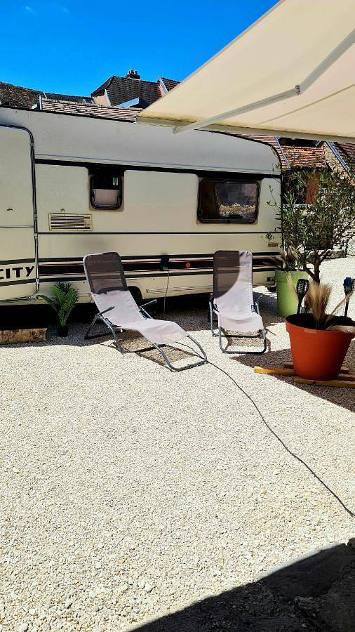 Caravane Zen & Jacuzzi proche des grottes de Bèze in Bèze (homonymie), Région de Dijon
