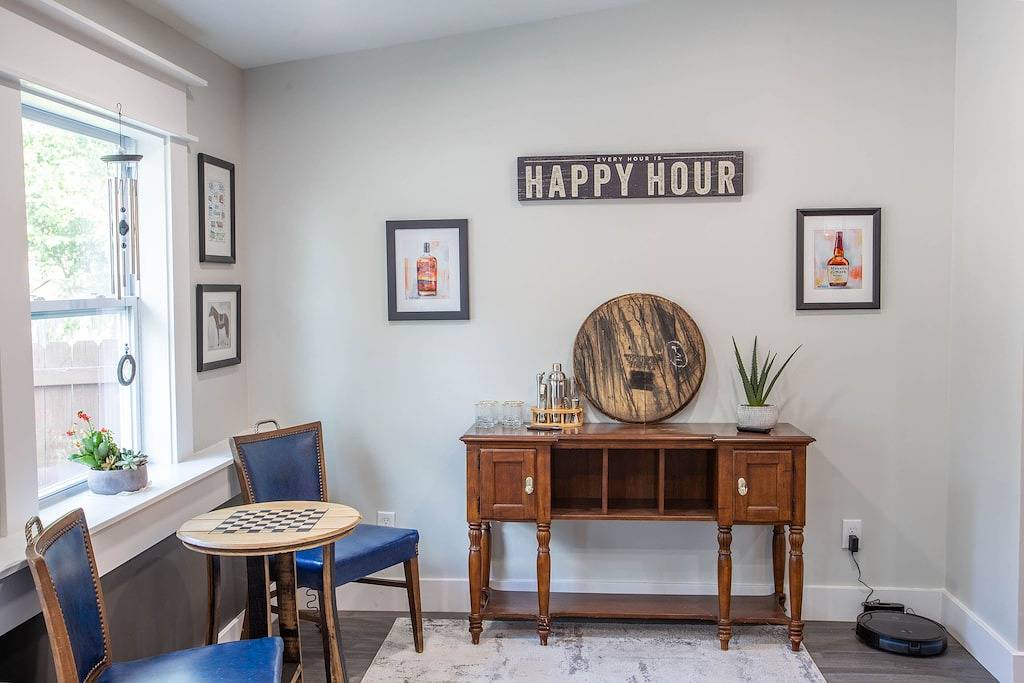 Modern downtown 4-Br/3 bath spacious home with free on site parking, sleeps 10 in New Albany, Indiana