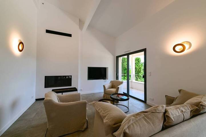 Villa Ariana- Beachfront with pool and 4 bedrooms in Isolella, Pietrosella