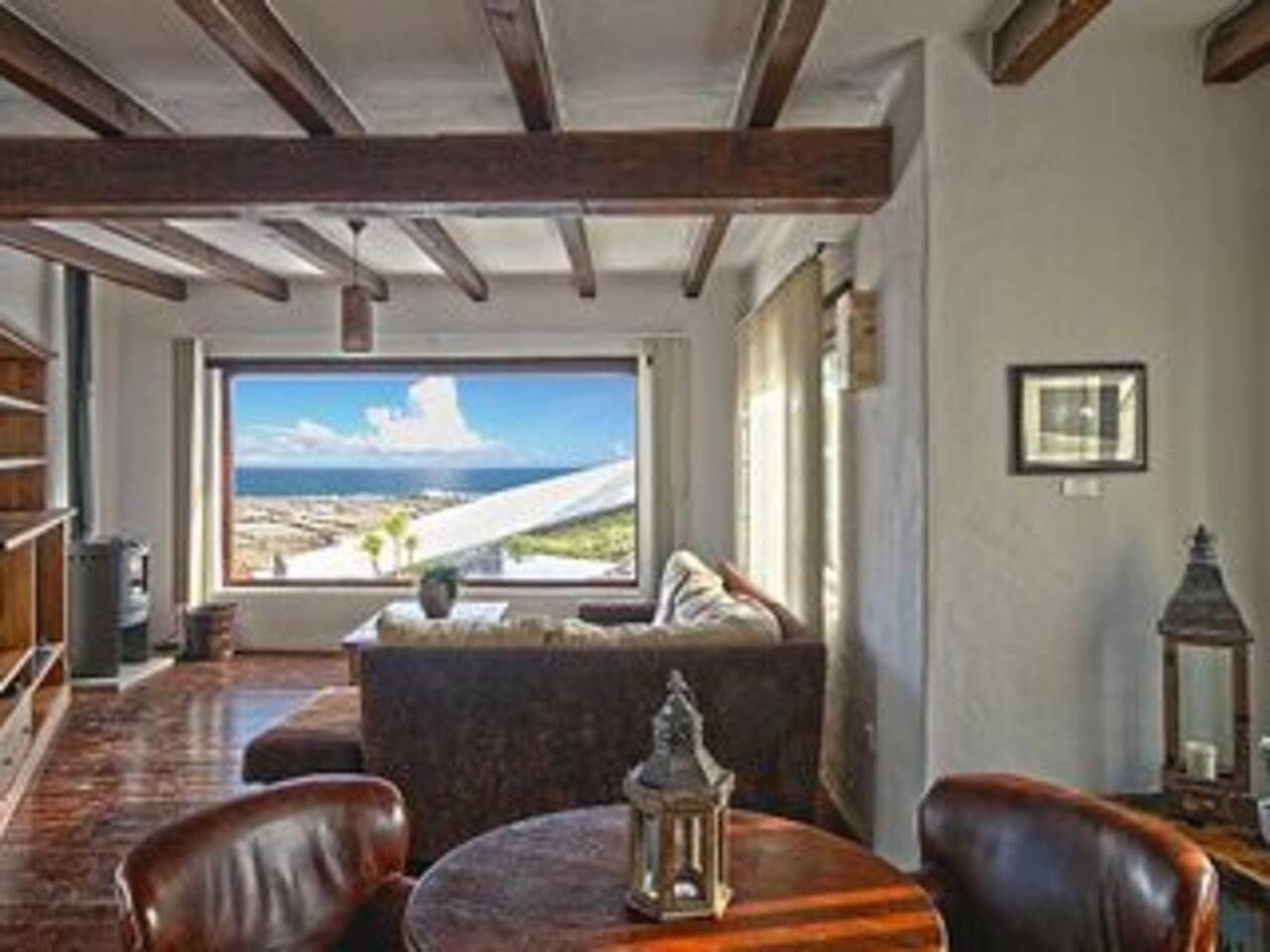 Villa Sleeps 8 with Pool and Hot Tub in Conil, Tías