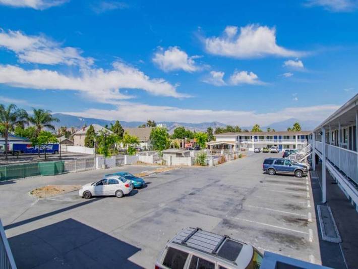 Ganze Wohnung, Modernes 1 Kingsize -bett Mit Freiem Wlan in San Bernardino, San Bernardino County