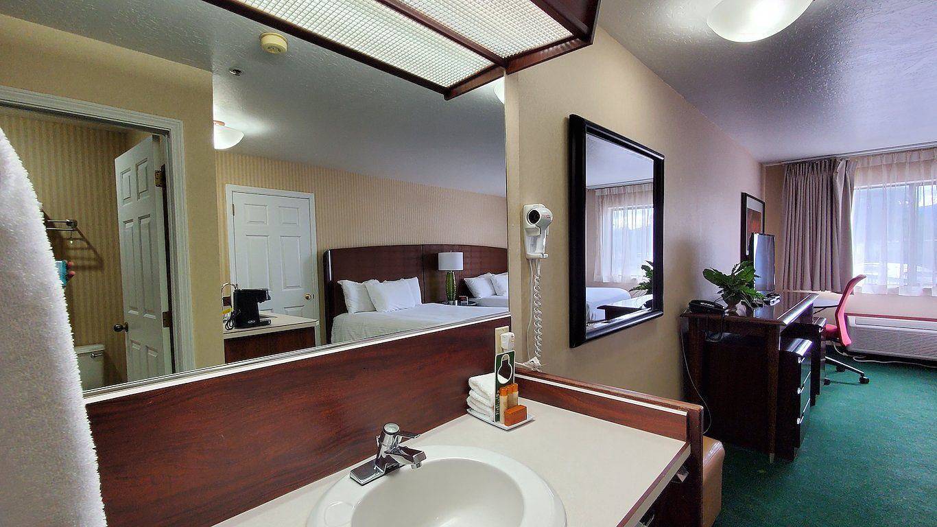 Rogue Regency Inn Medford Airport in Medford, Oregon